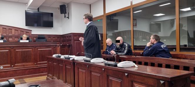 Artur M. jest oskarżony o zamordowanie Mariana. Zdjęcia z rozprawy przed słupskim sądem