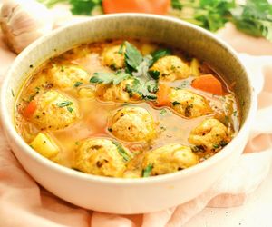 Zupę warzywną podaj z tymi pulpecikami. Prosty przepis na sycący obiad 2 w 1 