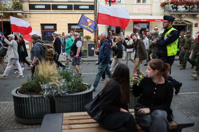 W Warszawie odbył się antyimigrancki marsz i kontrmanifestacja. Pojawiło się kilka tysięcy osób