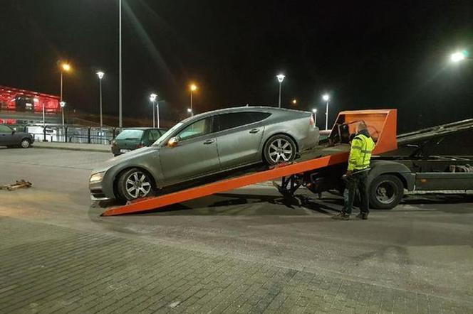 Mężczyzna ukradł samochód, a później zażądał za niego okupu