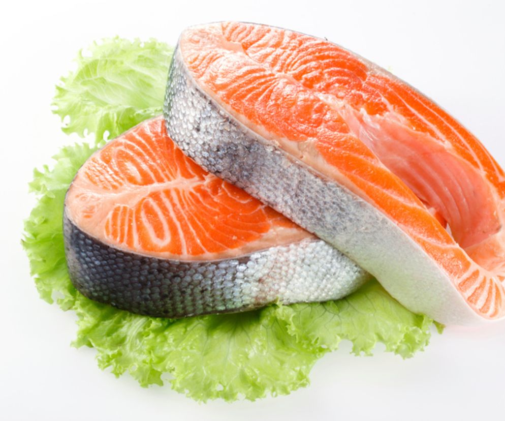 Toksyny w łososiu hodowlanym są szkodliwe dla zdrowia. Jakiego łososia nie powinny jeść dzieci i kobiety w ciąży?