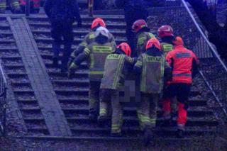 Koszmarny wypadek pod Warszawą. Taksówka owinęła się o drzewo. Kierowca cudem uszedł z życiem!