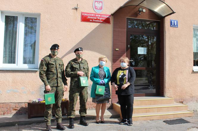 Maseczki od czołgistów trafiły do Domu Dziecka we Fromborku 