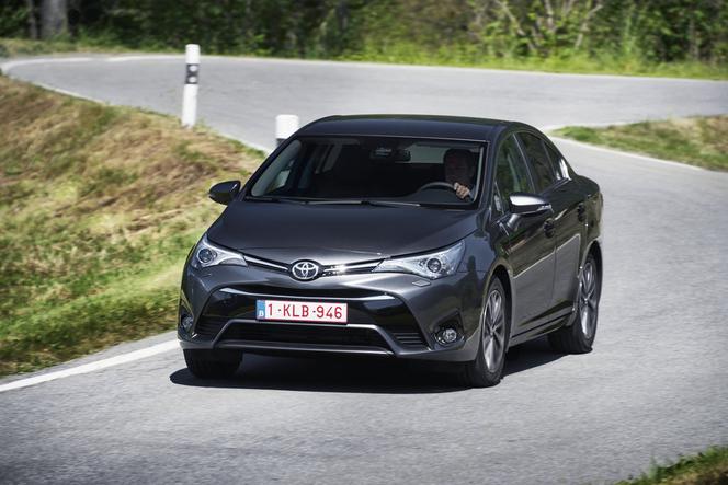 Toyota Avensis lifting 2015