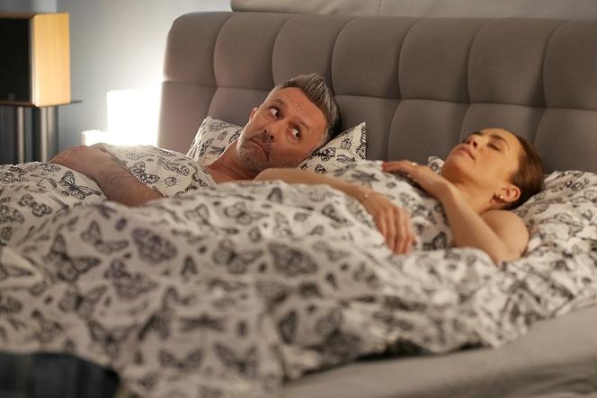 Pierwsza miłość odc. 3472. Sandra (Kamilla Baar), Artur (Łukasz Płoszajski)