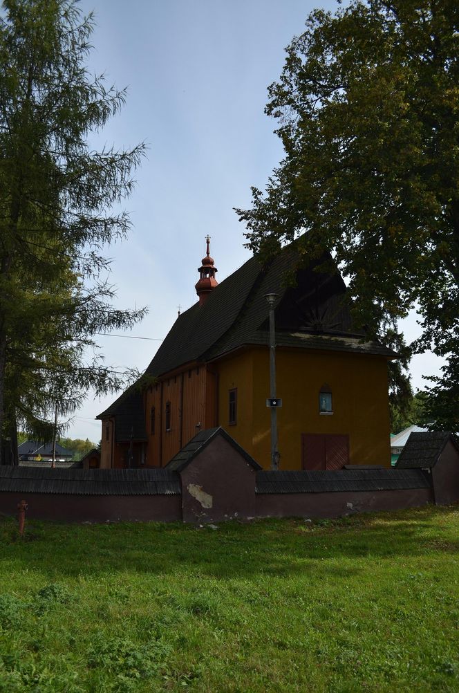 To niewielka małopolska wieś. Kiedyś przechodziła przez nią słynna galicyjska kolej 