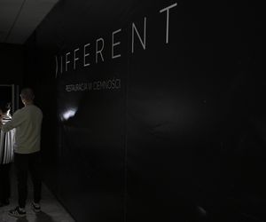 „Jedzenie w ciemności smakuje inaczej”. To jedyna taka restauracja w Warszawie. Odwiedziła ją nawet pierwsza dama