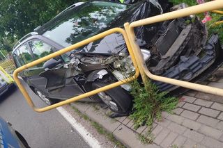 Zasłabł za kierownicą i wjechał w barierki! Dramatyczna walka o życie kierowcy