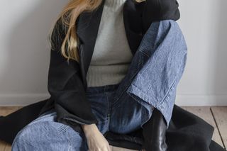 Spodnie baggy jeans to hit tej jesieni. Jak tworzyć modne stylizacje z ich udziałem? 