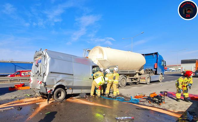 Zderzenie busa z cysterną. Ekspresówka całkowicie zablokowana