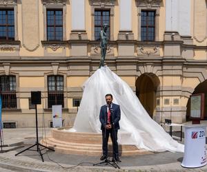 Odnowiony Szermierz znów stoi na placu Uniwersyteckim! To najstarsza fontanna we Wrocławiu