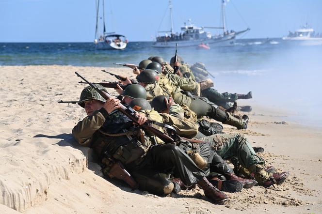 Turyści usłyszeli strzały, a czołgi wjechały na plaże. Zobaczcie zdjęcia z finałowej inscenizacji „Lądowanie na plaży”!