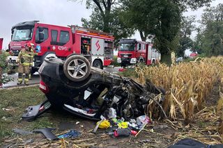 Śmiertelny wypadek pod Kutnem. Kierujący BMW dachował na prostym odcinku drogi [ZDJĘCIA]