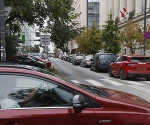 Rozkopane i zamknięte centrum Warszawy. Nie ma jak dojechać do urzędów, banków i sądów. Czy drogowcy puszczą ruch przez nowy deptak?!