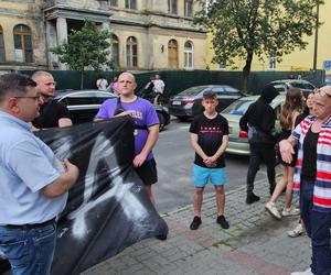  Inowrocław. 27-latek zmarł w czasie interwencji policji. Ponad 100 osób protestowało pod komendą [ZDJĘCIA]