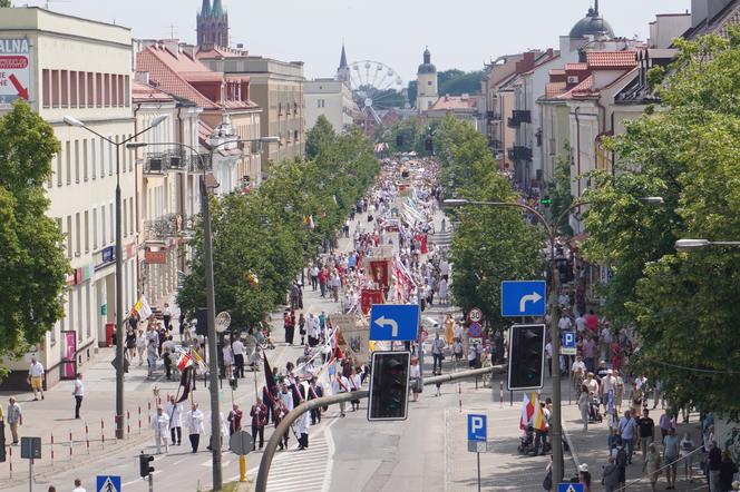 Boże Ciało 2024. Tłumy wiernych przeszły w procesji ulicami Białegostoku