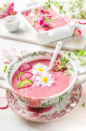 Zimna zupa rzodkiewkowa  - lekki wiosenny chłodnik z rzodkiewek