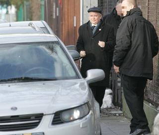 Samochód Jarosława Kaczyńskiego - srebrny saab 9-5