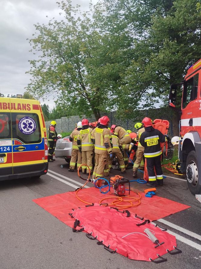 Tragedia pod Olsztynem. Osobówką jechała czteroosobowa rodzina. Ojciec i syn nie żyją