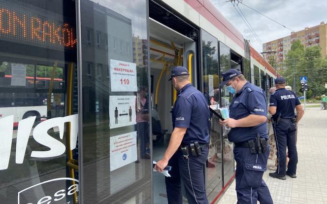 Mandat za brak maseczki w autobusie i tramwaju. Zakrywanie twarzy w komunikacji cały czas jest obowiązkowe