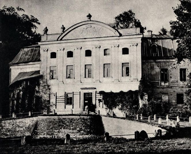 Pałac w Kurozwękach