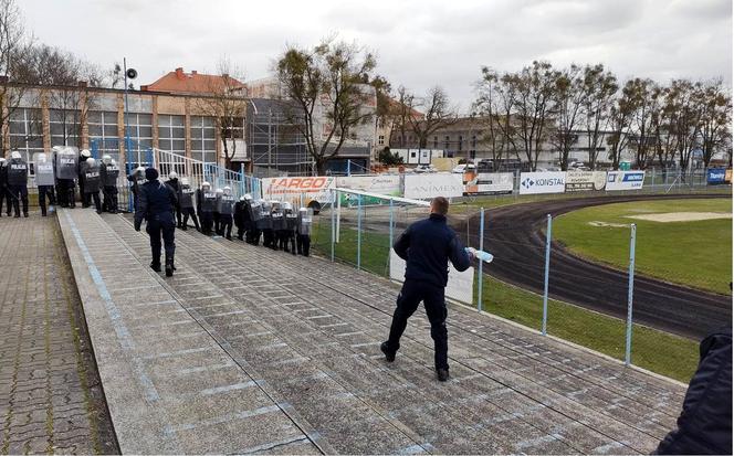 Ćwiczenia policji na stadionie w Iławie