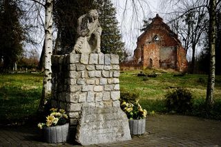 Ta malutka wieś powstała w XIV wieku. Skrywa ruiny gotyckiej świątyni