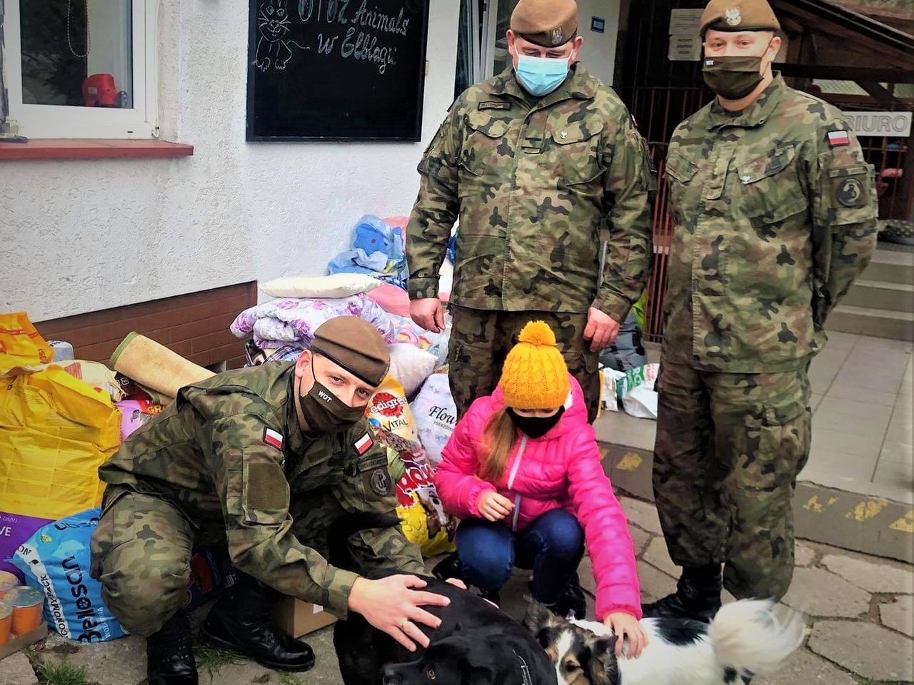 Żołnierze przekazali ponad 300 kilogramów karmy dla zwierząt w Elblągu i Pasłęku