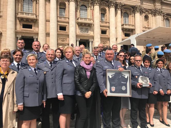 Selfie z Franciszkiem? Małopolscy policjanci na audiencji w Watykanie