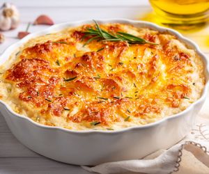 Zapiekanka z kapusty włoskiej i ziemniaków. Pomysł na sycący wege posiłek