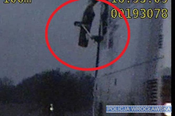 HIT! Jedną ręką prowadził, w drugiej trzymał miotłę i... poprawiał lusterko [ZDJĘCIA]