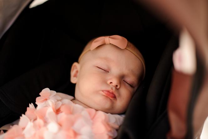 Kładziesz w ten sposób córkę spać? Ratowniczka medyczna ostrzega: „To nie jest bezpieczne”