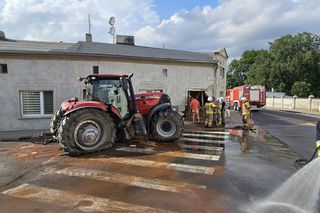 Traktor uderzył w auto i wjechał w budynki! Groźny wypadek pod Grudziądzem [ZDJĘCIA]