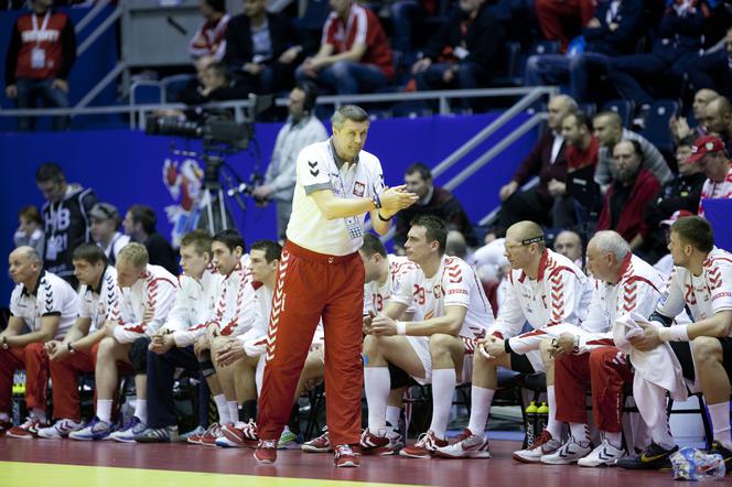 Kamil Syprzak (pierwszy z prawej) w meczu z Serbią szybko wstał z ławki rezerwowych, ale Polsce niewiele to pomogło