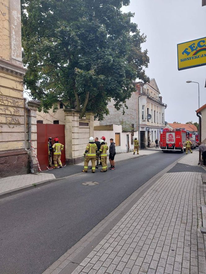 Ściana kamienicy legła w gruzach! Dramatyczna akcja ratunkowa w Wągrowcu