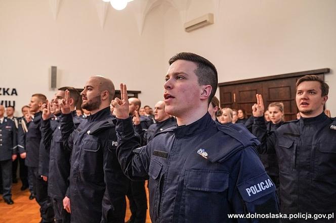 Nowi funkcjonariusze we Wrocławiu. Ponad połowa to policjantki! [ZDJĘCIA]