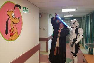 Dzień Dziecka w bydgoskim szpitalu. Do małych pacjentów przyszli bohaterowie Gwiezdnych Wojen [WIDEO, ZDJĘCIA]