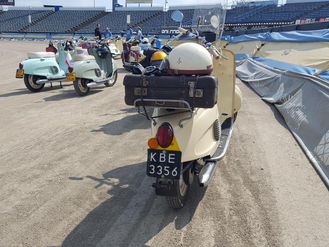 Osy kręciły kółka na stadionie żużlowym w Lesznie. Ogólnopolski zlot skuterów Osa Osieczna-Leszno 