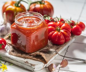 Sos do makaronu do słoika. Dojrzewające w słońcu warzywa na zimę