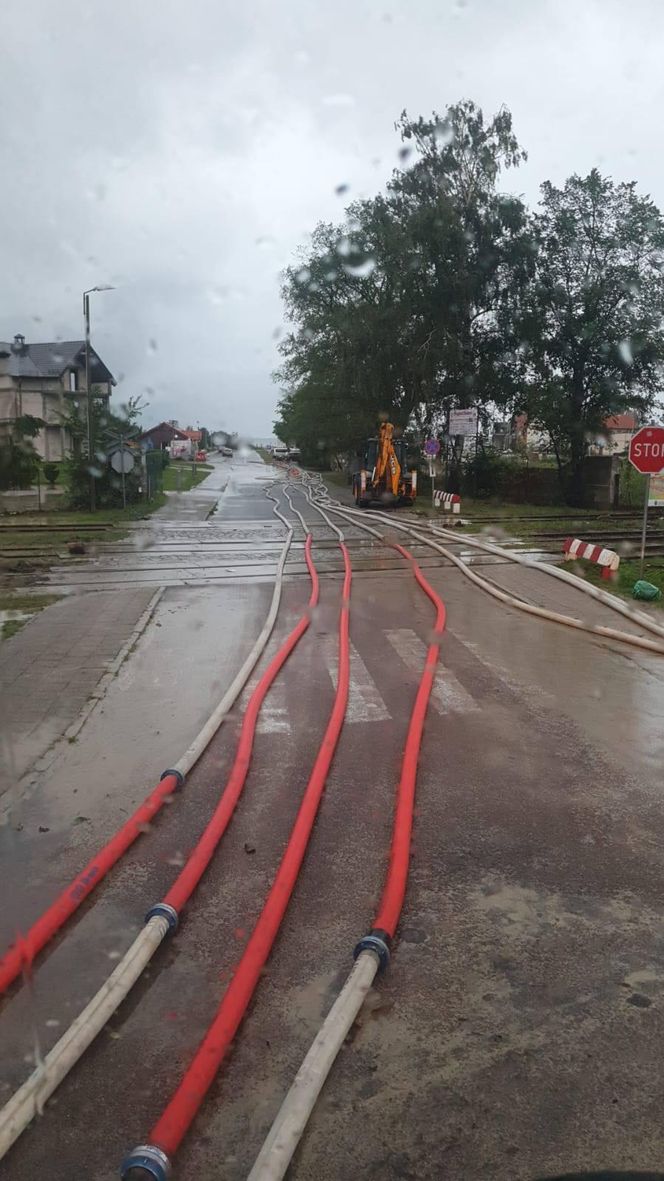 Zalane ulice, woda w budynkach. Dramatyczna sytuacja w Suchaczu i Tolkmicku