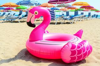 Flaming, plażing, parawaning, czyli jak wypoczywają Polacy. Psycholog o wakacyjnych zwyczajach na plażach