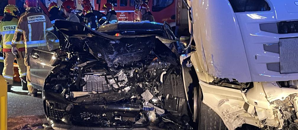 BMW zmasakrowane przez ciężarówkę. Poważny wypadek przy trasie S8
