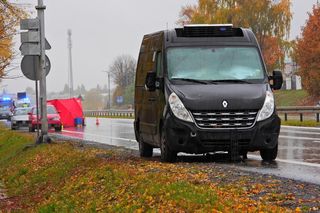 Zwłoki na drodze w Tarczynie. Policja szuka świadków