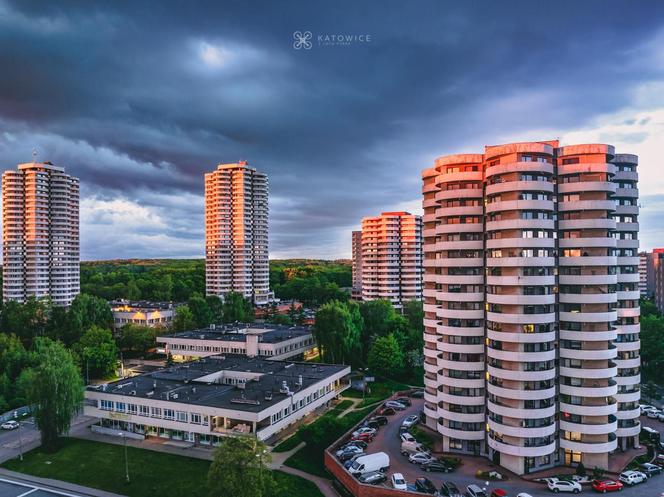 Widok na os. Tysiąclecia i słynne katowickie "kukurydze" 