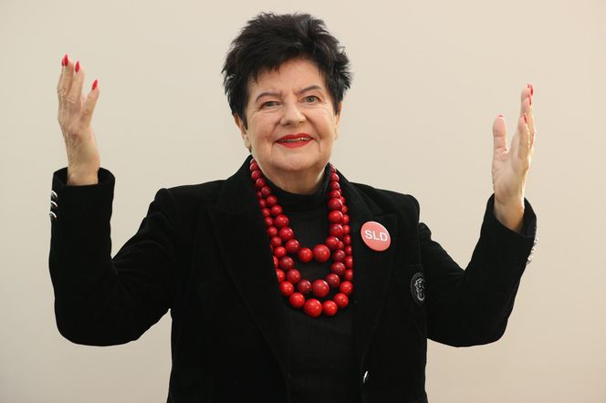  Joanna Senyszyn w czerwonych koralach  