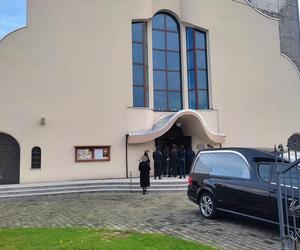 Pogrzeb Izy z Krakowa. Rodzina i przyjaciele żegnają 26-latkę. My się z siostrą Izabelą spotkamy