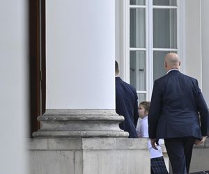 Karol Nawrocki który odbiera Kasię ze szkoły.