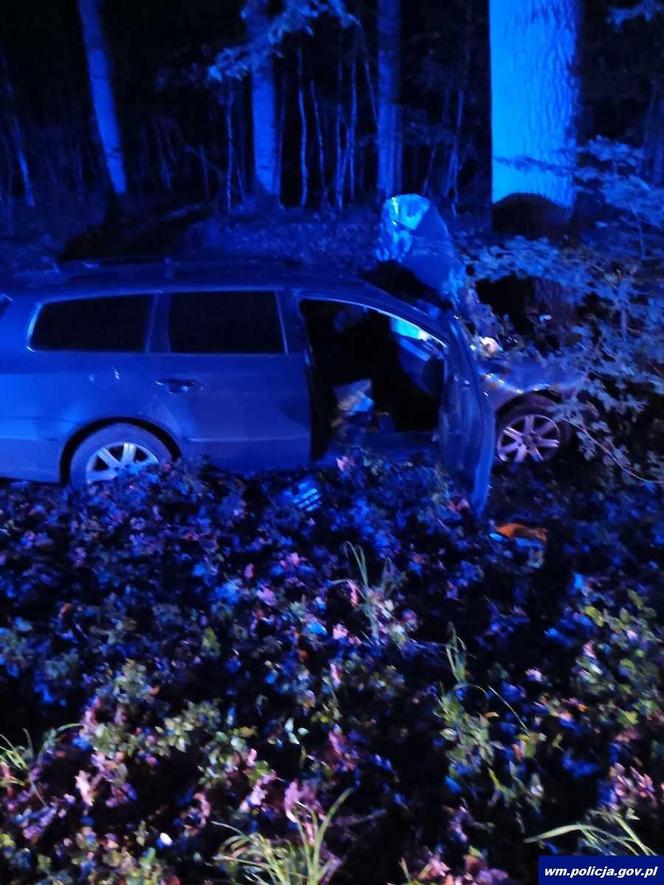 Tragiczny wypadek pod Nidzicą. Auto uderzyło w drzewo. Dwie osoby nie żyją