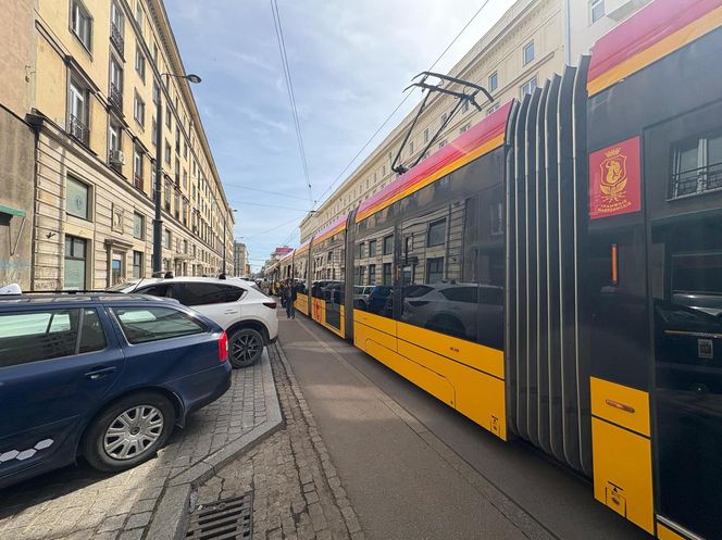 Paraliż w centrum Warszawy. Kierowca BWM zaparkował na torach. Wszystko stanęło!