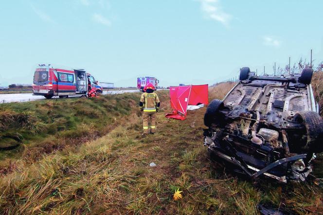  Śmiertelny wypadek na A1 pod Tuszynem! 42-latek zginął w dachującym aucie [ZDJĘCIA].